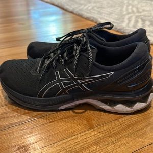 Gently used ASICS gel kayano 27